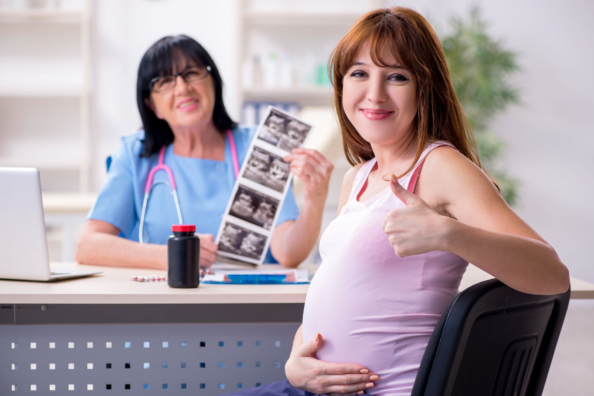 Enfermeira e mulher grávida posam para foto. 7 Perguntas e Respostas sobre Como ter uma Gravidez Saudável