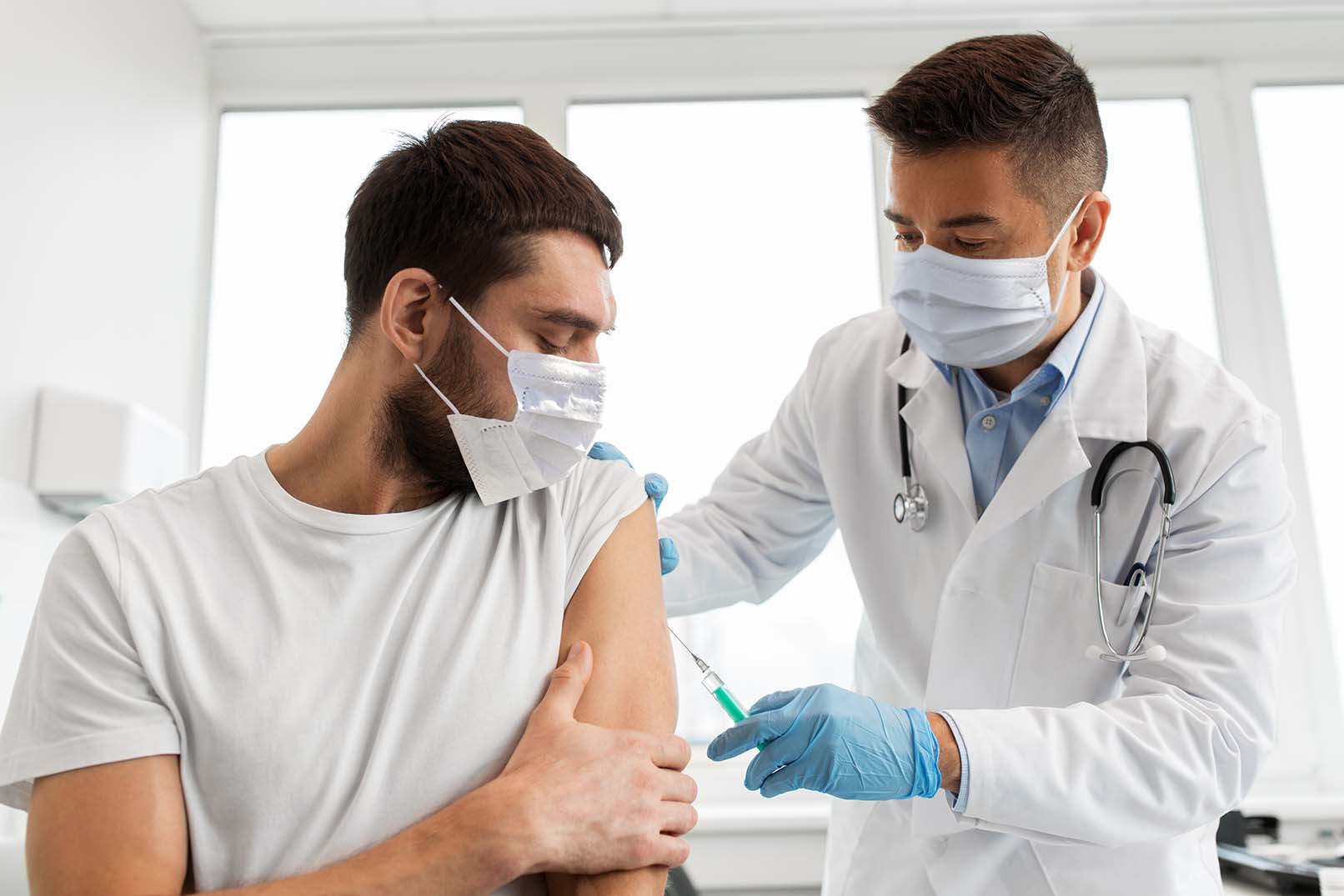 Médico aplica vacina contra covid-19 em paciente