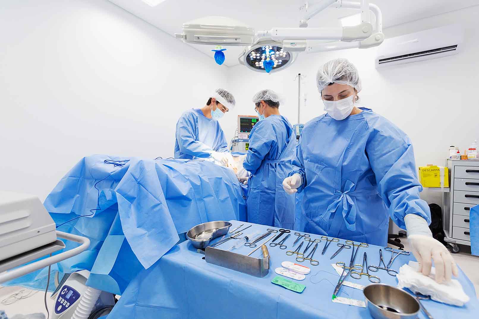 O cirurgião plástico Dr. Daniel Kiyomura realiza cirurgia no Centro Cirúrgico do Norden Hospital.