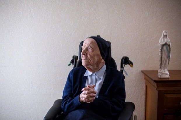 Lucile Randon, pessoa mais velha do mundo em 2022, sentada olhando para o lado.