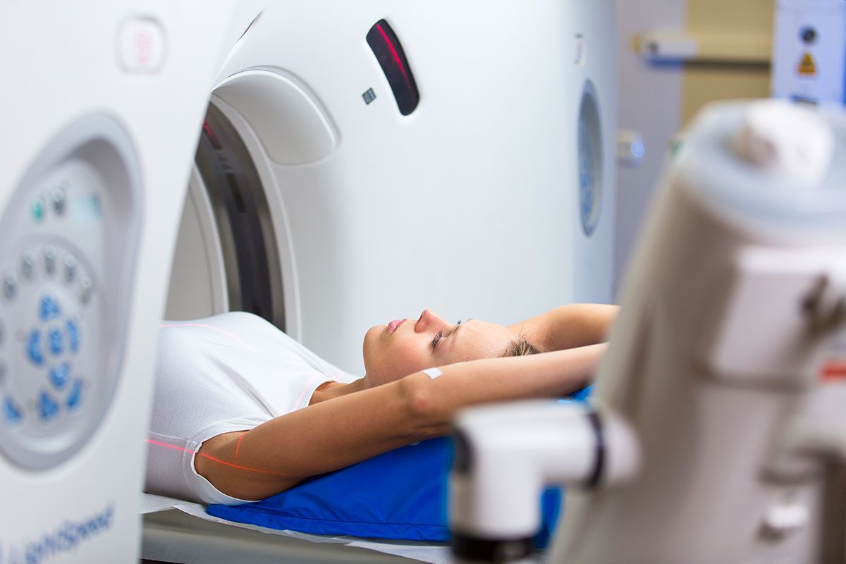 Mulher passa por exame de tomografia, considerando um Procedimento de Alta Complexidade com Cobertura Parcial Temporária (CPT)