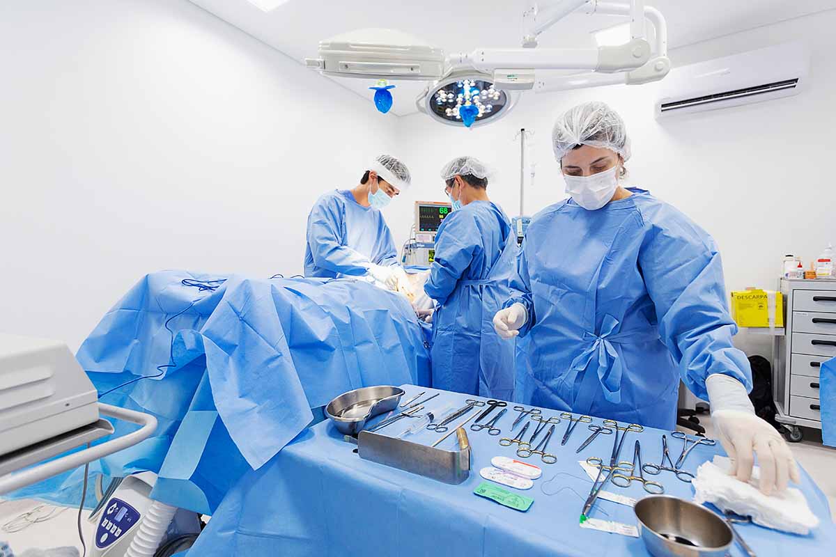 O cirurgião plástico Dr. Daniel Kiyomura e equipe durante cirurgia no Norden Hospital em São Carlos