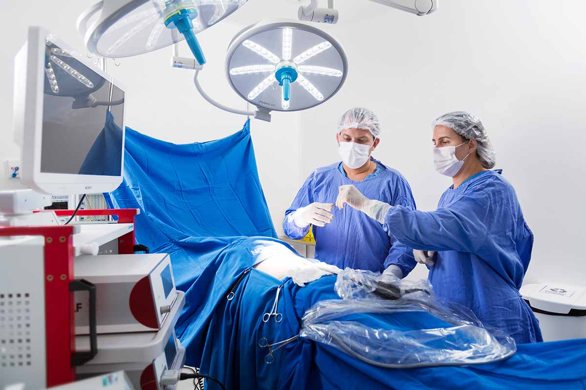 Centro Cirúrgico do Norden Hospital: Medico e enfermeira durante Cirurgia vascular. Equipado para realizar cirurgias e procedimentos de todas as complexidades.