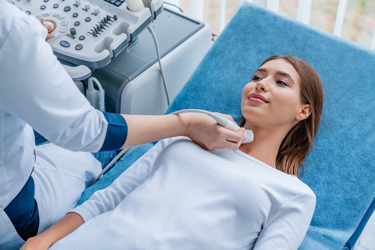 Mulher realiza ultrassom na tireoide: saiba como e por onde começar o seu check-up