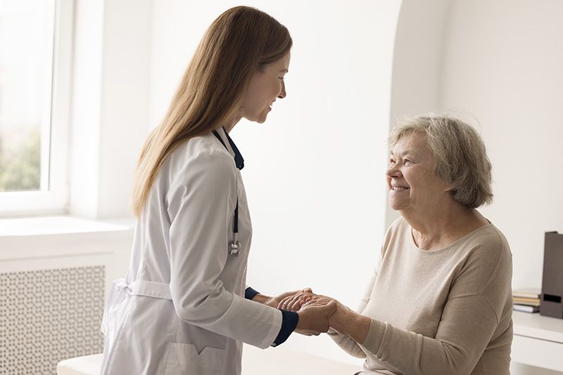 Médica mastologista acolhe mulher de mais de 40 anos durante consulta