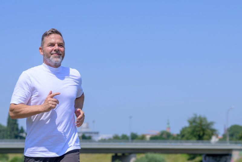 Homem praticando corrida ao ar livre